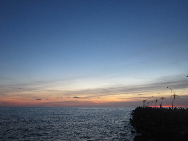 Ánh nắng dần tắt ở mũi Dinh Cậu, tạo nên một vệt sáng kéo dài của đường chân trời. Ánh nắng dần tắt ở mũi Dinh Cậu, tạo nên một vệt sáng kéo dài của đường chân trời.